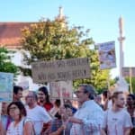 Hundreds keep up pressure against one family’s fight to ‘privatise five Arrábida beaches’