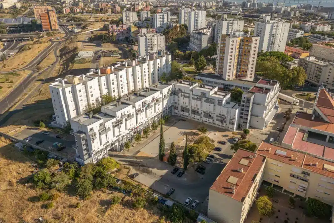 Unemployed widow and two young children evicted from Lisbon council flat